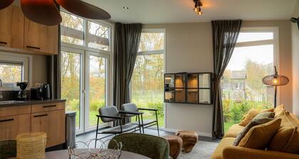 Luxuriöses Ferienhaus umgeben von Wasser und Wald