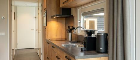 Coffee/tea maker, fridge, microwave, stovetop