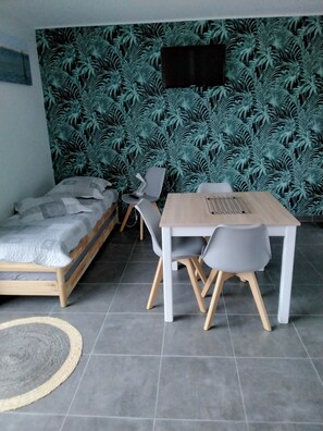 1 slaapkamer, een strijkplank/strijkijzer, wifi, beddengoed