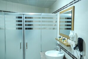 シャワー、石鹸、シャンプー、トイレットペーパー