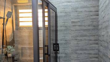 Serviettes fournies, savon, papier toilette