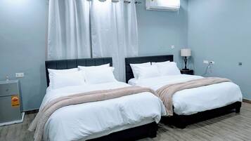 1 habitación, tabla de planchar con plancha, wifi y ropa de cama