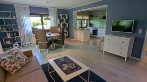 TV - Apartment 'Bannstein Lahr' with Private Terrace, Shared Garden and Wi-Fi (Lahr/Schwarzwald)