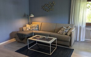 TV - Apartment 'Bannstein Lahr' with Private Terrace, Shared Garden and Wi-Fi (Lahr/Schwarzwald)