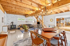 スマートテレビ、卓球台、書庫