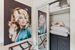 1 habitación, tabla de planchar con plancha, wifi gratis y ropa de cama