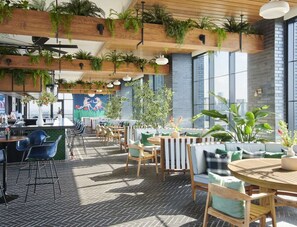 Outdoor dining - Pink Dreams - Walk to Live Music, Bars, Restaurants - Free Parking (Nashville)