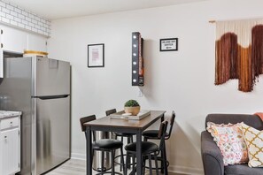 Dining - Pink Dreams - Walk to Live Music, Bars, Restaurants - Free Parking (Nashville)