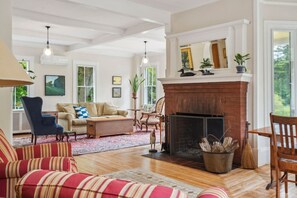 Smart TV, fireplace, books, stereo