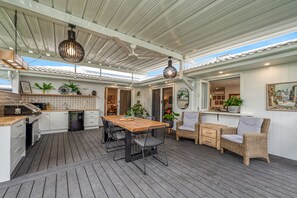 Outdoor dining - Executive Home in Prime Annandale Location (Annandale)