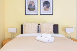 2 quartos, escrivaninha, ferros/tábuas de passar roupa, berço de viagem