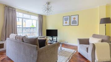 Een smart-tv en een kantoor