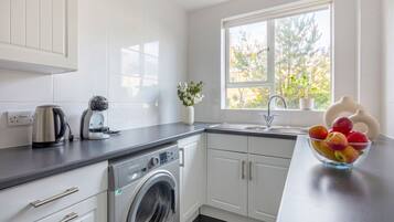 Een koelkast, een magnetron, een oven, een kookplaat