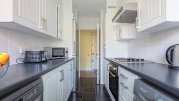 Een koelkast, een magnetron, een oven, een kookplaat