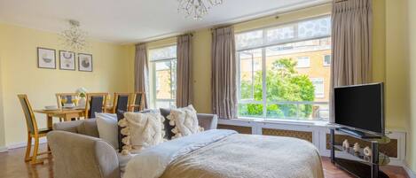 2 bedrooms, desk, iron/ironing board, travel crib