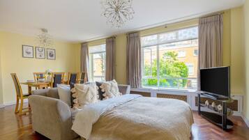 2 slaapkamers, een bureau, een strijkplank/strijkijzer, reisbedje