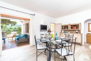 Family Apartment, Multiple Bedrooms (Casa Ortensia 2) | Dining