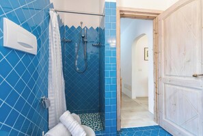 Shower, pengering rambut, kloset, dan handuk