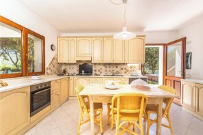 Fridge, microwave, oven, stovetop - Casa Ortensia Apartments (Arzachena)