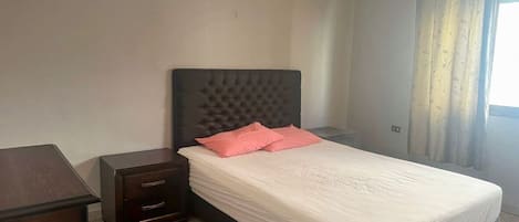 2 habitaciones, tabla de planchar con plancha, wifi y ropa de cama