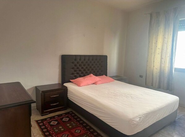 2 habitaciones, tabla de planchar con plancha, wifi y ropa de cama 
