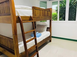 3 quartos, ferros/tábuas de passar roupa, acesso à internet