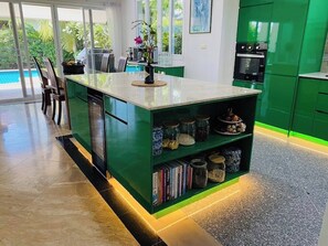 Geladeira, fogão, cooktop, lava-louças