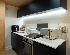 Réfrigérateur, micro-ondes, four, plaque de cuisson