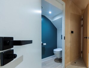 Shower, hair dryer, towels - Sky Duplex-Balcony-Roof Terrace-Parking (Manchester)