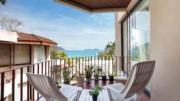 Apartamento exclusivo, 3 habitaciones, balcón, vistas al mar | Balcón