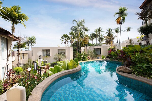 สระว่ายน้ำกลางแจ้ง