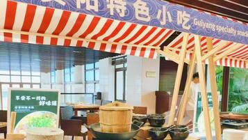 Se ofrece un desayuno bufé todos los días (98 CNY por persona)