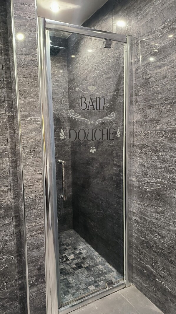 Douche, sèche-cheveux