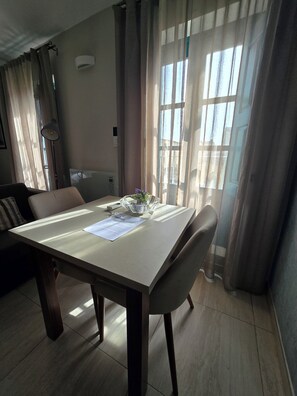 ห้องสวีท | ตู้นิรภัยในห้องพัก, โต๊ะทำงาน, ผ้าม่านกันแสง, ห้องเก็บเสียง