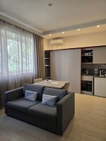 Suite | In-room safe, desk, blackout drapes, soundproofing