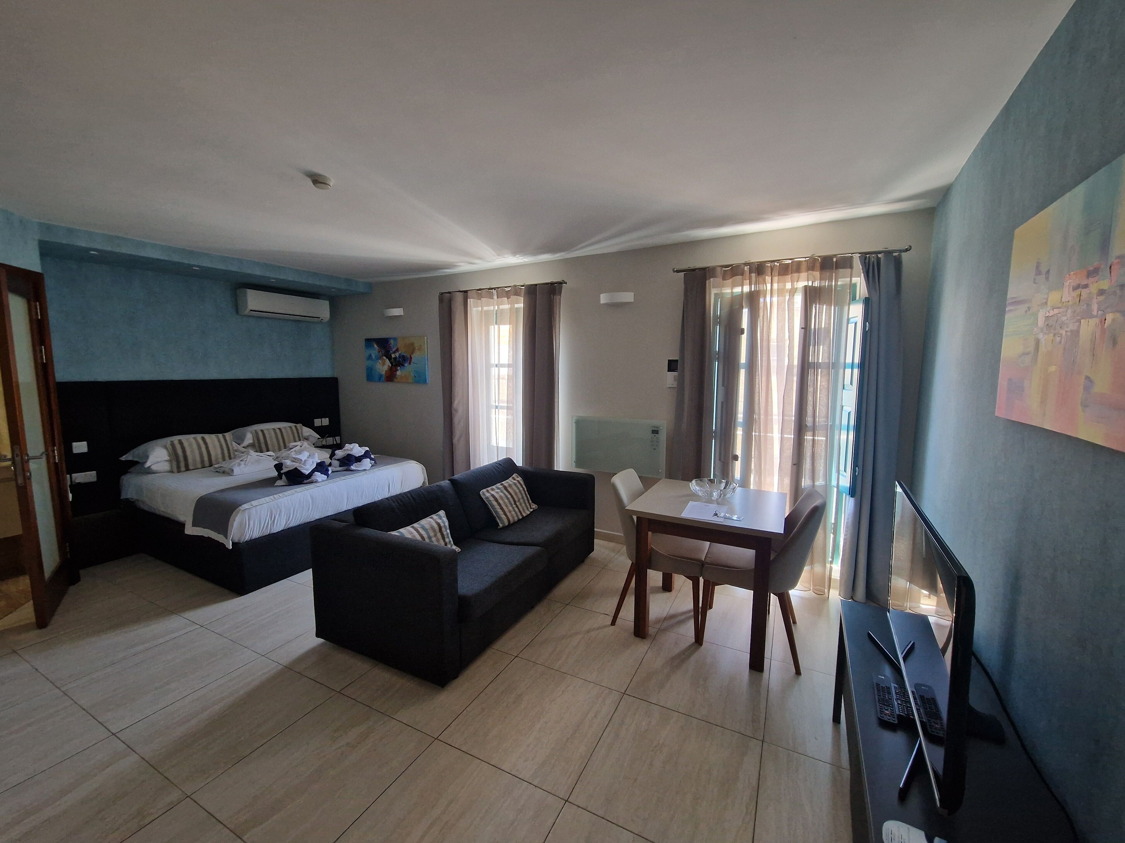 Suite | Caja fuerte, escritorio, cortinas opacas y sistema de insonorización