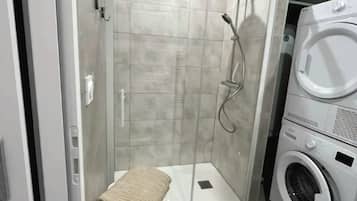 Dusch, hÄrtork, tvÄl och toalettpapper