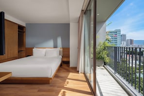 Habitación Premier, balcón, vista a la ciudad | Caja de seguridad en la habitación, escritorio y cortinas blackout