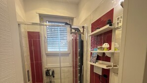 تجهيزات دش، مجففات شعر، مناشف، صابون