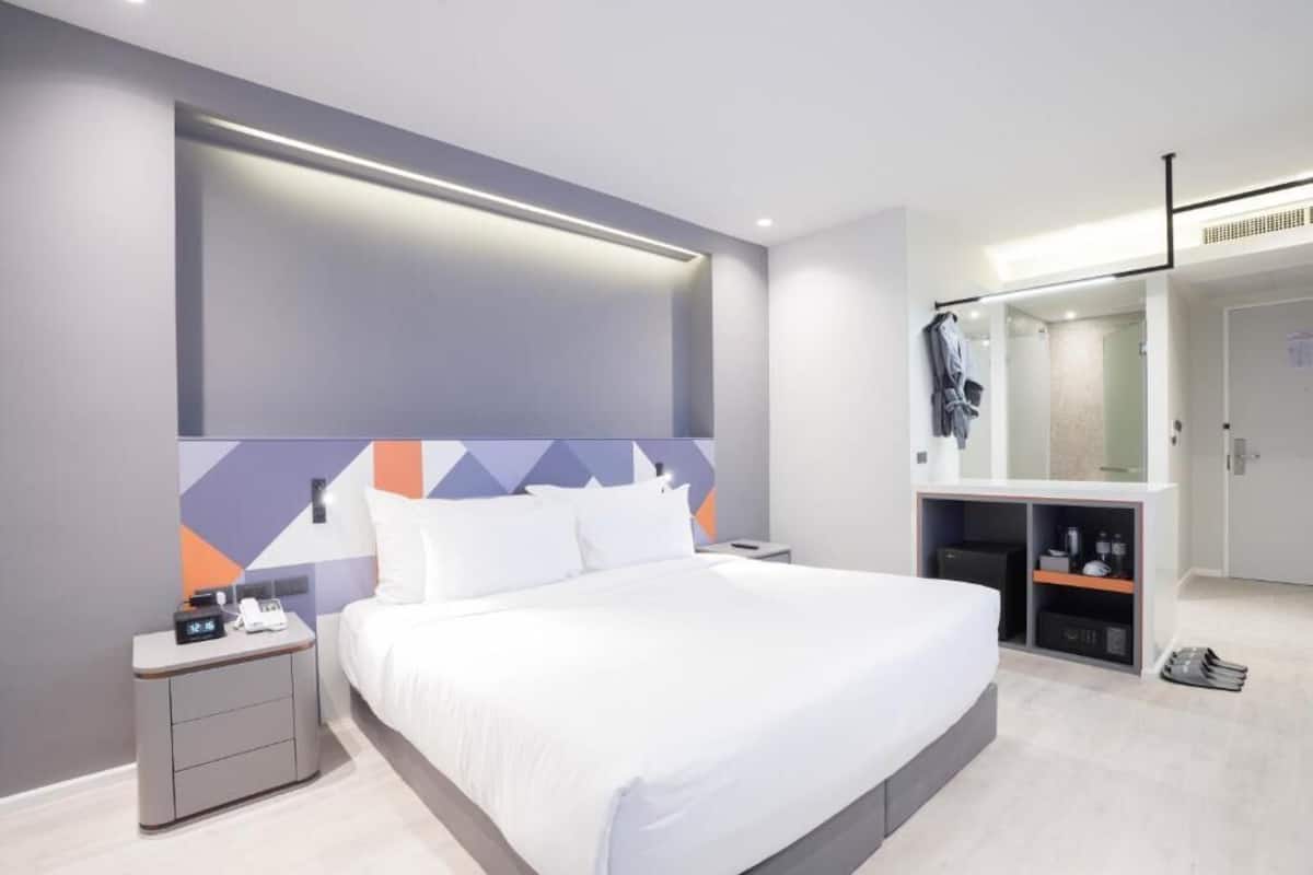 Deluxe Plus, King Bed | Free WiFi