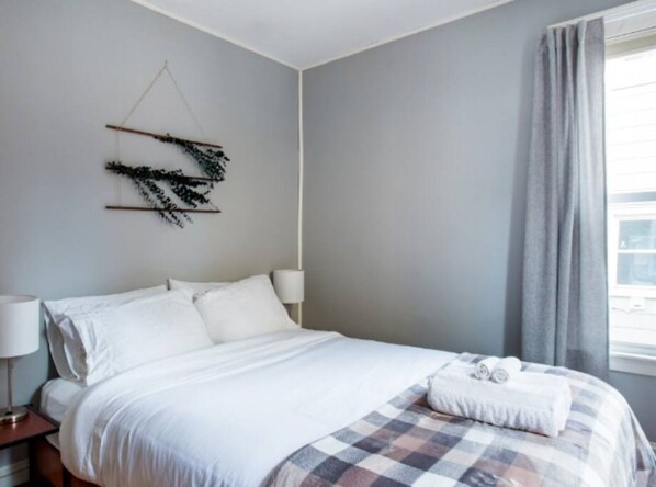 2 habitaciones, escritorio y tabla de planchar con plancha 