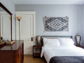 2 chambres, bureau, fer et planche à repasser, lit parapluie