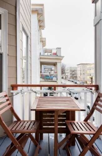Parkside Victorian 2BR — walk to Old Port, off-street parking, balcony