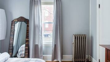 2 dormitorios, escritorio, tabla de planchar con plancha y cuna de viaje