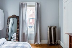 2 makuuhuonetta, työpöytä, silitysrauta/-lauta, vauvan matkasänky