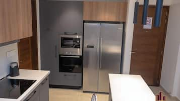 スタンダード アパートメント | 専用キッチン | 大型冷蔵庫、電子レンジ、コンロ、調理器具と食器