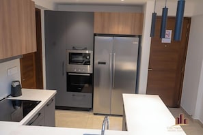 Appartamento Standard | Cucina privata | Frigorifero con congelatore, microonde, piano cottura