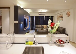 Family Apartment, Pool View | Living area