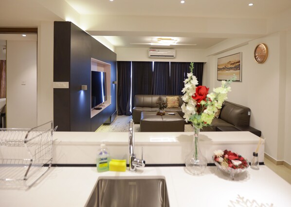 Family Apartment, Pool View | Living area