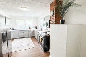 Een koelkast, een microgolfoven, een oven, een kookplaat